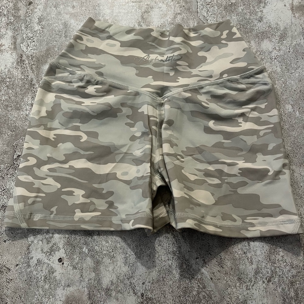 Alphalete Surface Power Short - Silver Camo